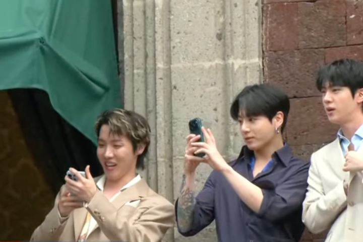 BTS sale al balcón de Palacio Nacional y desata euforia entre ARMY México