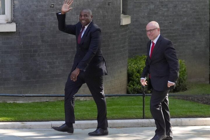 El viceprimer ministro británico, David Lammy, y el fiscal general, Richard Hermer, a su llegada a la reunión de gabinete en Downing Street, este martes.