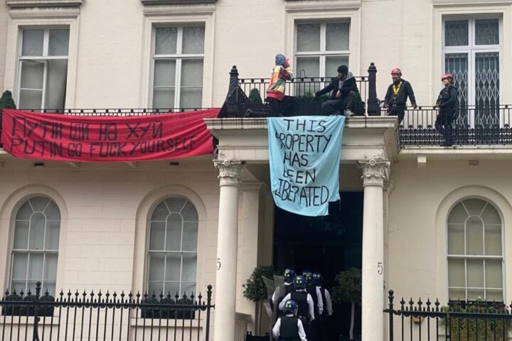 Un grupo de manifestantes protesta en una mansión de un oligarca ruso en Londres, el 4 de marzo de 2022, días después de la invasión rusa a gran escala de Ucrania.