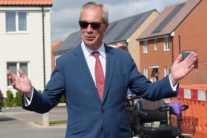 El líder de Reform, Nigel Farage, en un colegio electoral en Walton-On-The-Naze, Inglaterra, el 7 de mayo.