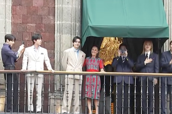BTS sale al balcón de Palacio Nacional y desata euforia entre ARMY México