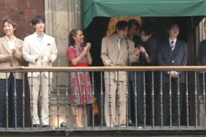BTS saluda desde el balcón de Palacio Nacional y emociona a ARMY México