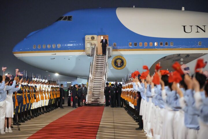 Donald Trump llega a China en una visita de Estado con Xi Jinping, acompañado de varios CEOs