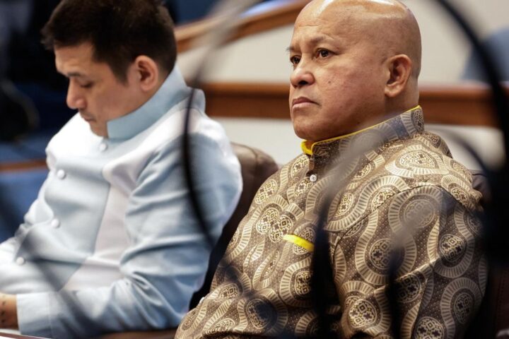 El senador filipino Ronald dela Rosa, exjefe de la Policía Nacional durante el mandato del expresidente Rodrigo Duterte, asiste a una sesión en el Senado.