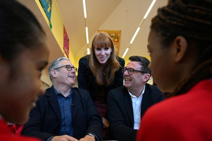 El primer ministro británico, Keir Starmer, con la diputada laborista y exvice primera ministra Angela Rayner y el alcalde de Manchester, Andy Burnham, durante la visita a un colegio en Ashton, Manchester, el 13 de abril de 2026.