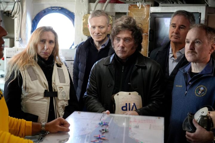 Fotografía cedida por la Presidencia de Argentina de su mandatario, Javier Milei (c), en una visita al portaaviones de propulsión nuclear USS Nimitz, de la Marina de EEUU.