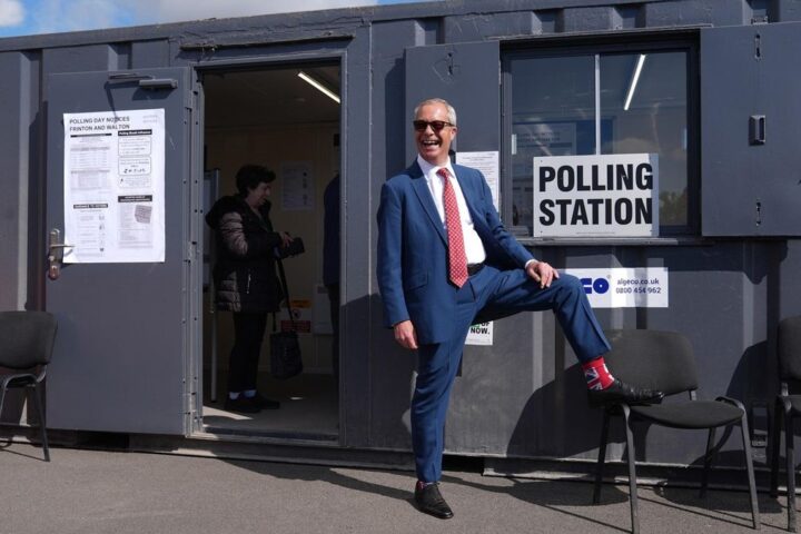 El líder de Reform, Nigel Farage, en su colegio electoral en Walton-on-the-Naze, Inglaterra, este jueves.