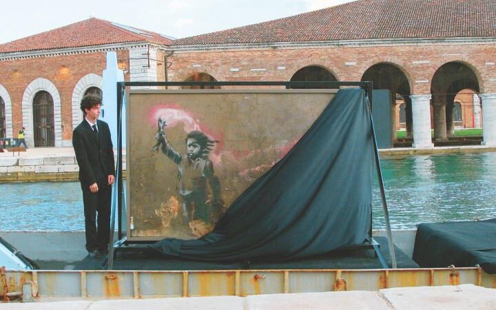 El mural de Banksy “Niño migrante” vuelve a ser visible en Venecia tras su restauración