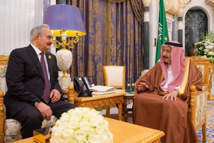 El rey saudí Salman bin Abdulaziz Al Saud (derecha) se reúne con el comandante militar libio Jalifa Hafter en el Palacio de Al Yamamah, en 2019.