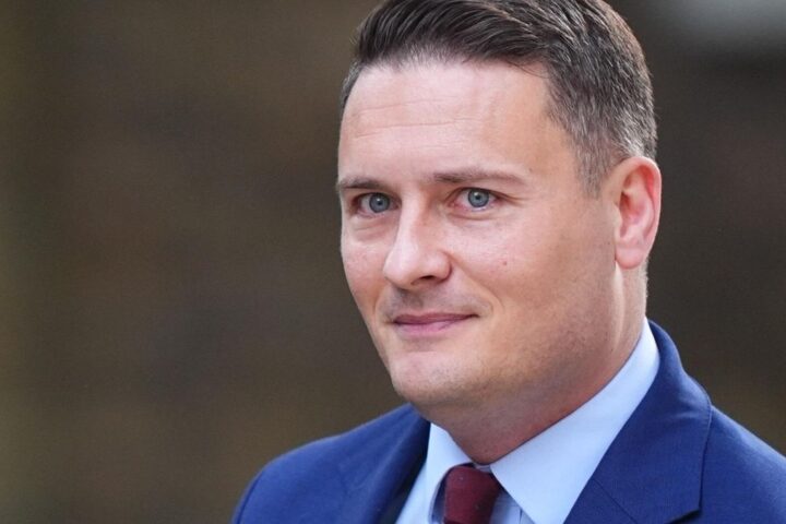 Quién es Wes Streeting, el ambicioso ministro centrista que ha tirado la primera piedra contra Starmer