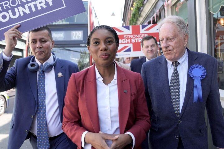 La líder del Partido Conservador, Kemi Badenoch, de campaña en Bexley, en Londres, este 2 de mayo.