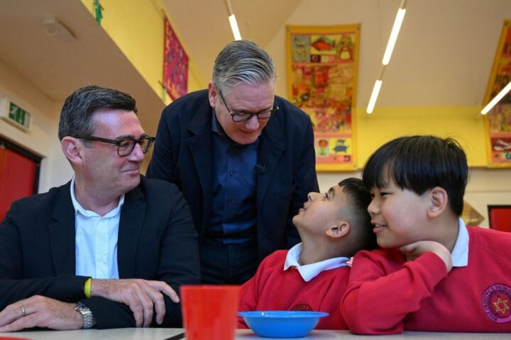 El alcalde de Manchester, Andy Burnham, y el primer ministro británico, Keir Starmer, en una escuela de Ashton, a las afueras de Manchester, el 13 de abril de 2026, para promocionar un programa de desayunos gratis para escolares.