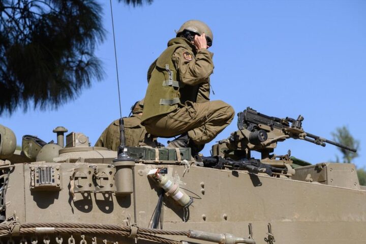 Soldado israelí en un tanque Merkava, junto a la frontera libanesa, en octubre de 2023.