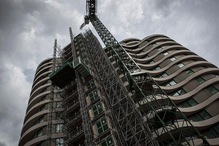 El edificio de apartamentos de lujo Riverwalk, en Londres, durante su construcción en junio de 2015.