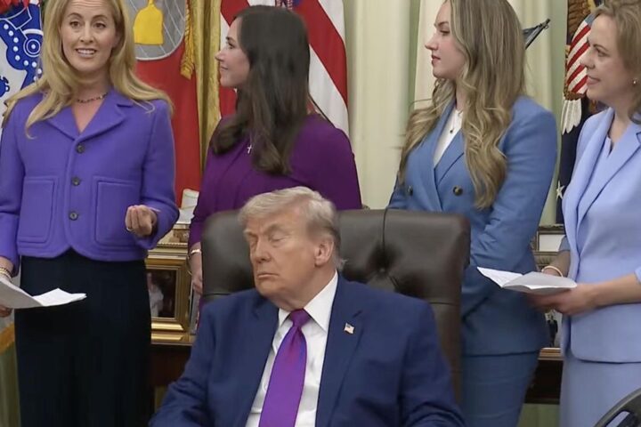 Trump da cabezadas en el Despacho Oval y la Casa Blanca replica que estaba "pestañeando"