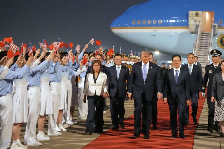 Donald Trump llega a China en una visita de Estado con Xi Jinping, acompañado de varios CEOs