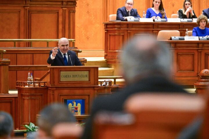 Ilie Bolojan en el parlamento de Rumania.