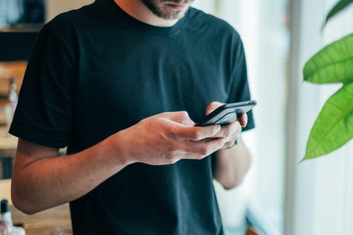 Persona usando smartphone