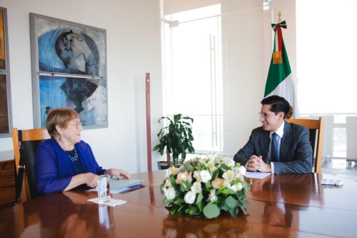 Michelle Bachelet y Roberto Velasco en México.