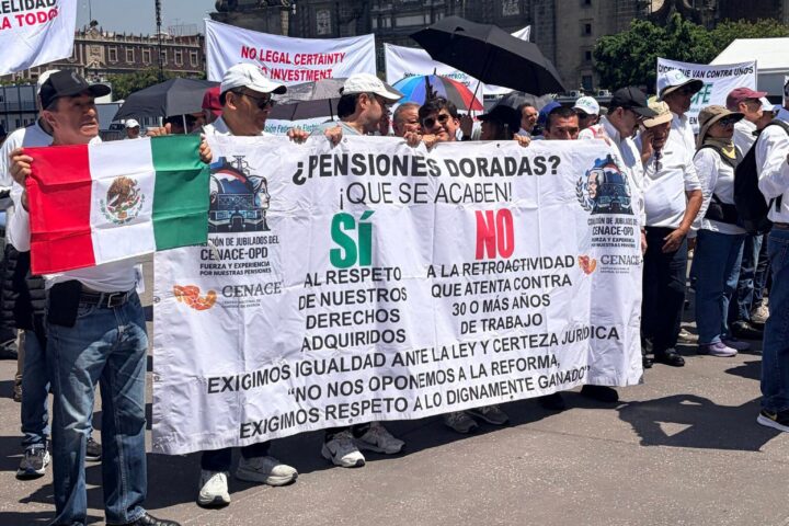 Jubilados CFE protestan en el Zócalo contra reforma a pensiones