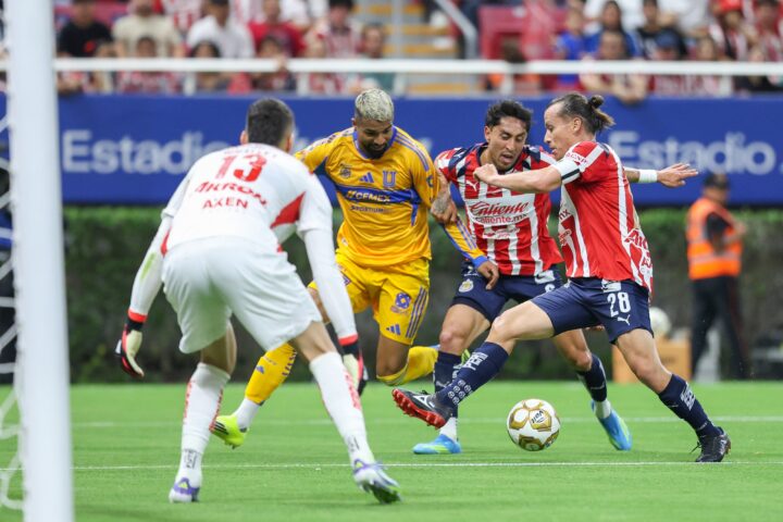 Tigres elimina a Chivas y avanza a semifinales de la Liga MX.