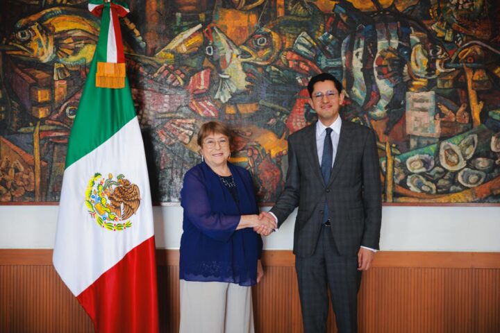 Michelle Bachelet y Roberto Velasco en México.