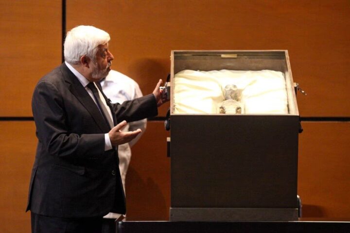 Jaime Maussan y los cuerpos momificados de aliens en la Cámara de Diputados