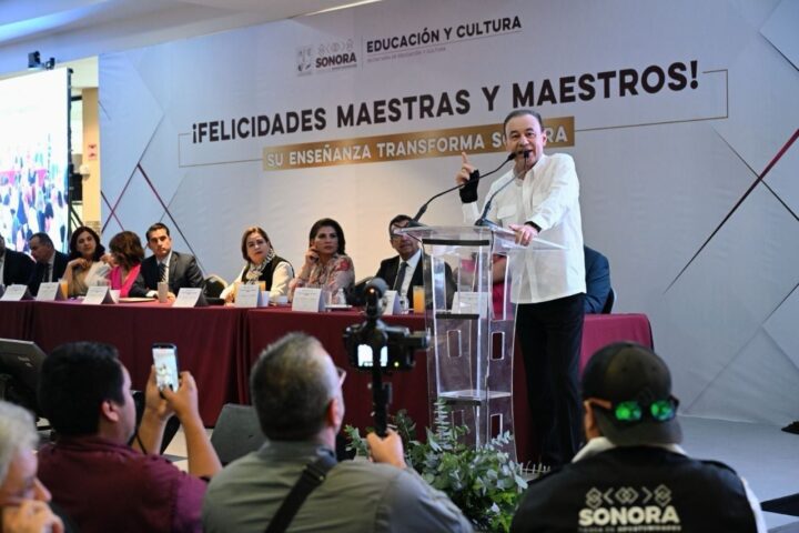 Alfonso Durazo entrega reconocimientos a docentes de Sonora.