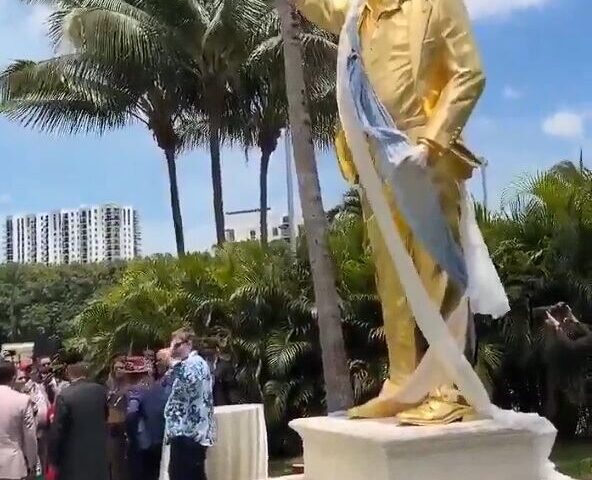 Así luce la estatua dorada de Donald Trump en Mar-a-Lago