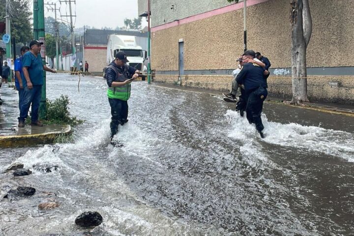 Fuga de agua potable en Iztapalapa
