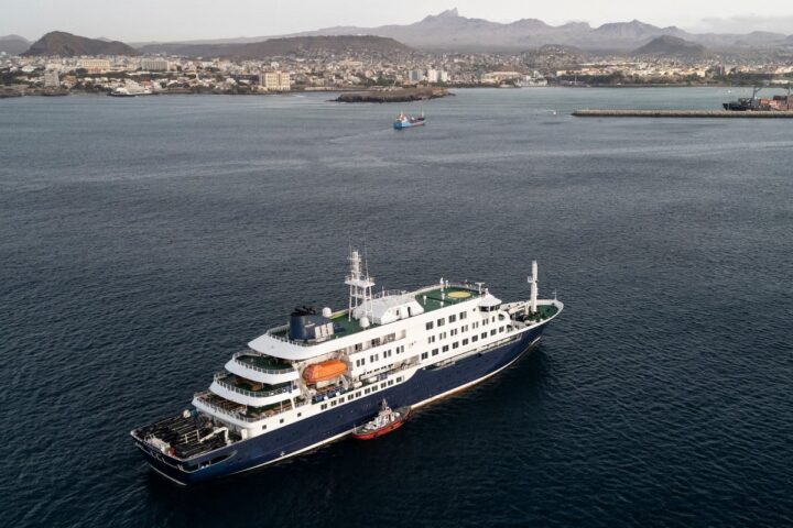 Crucero con hantavirus es atendido por personal sanitario.