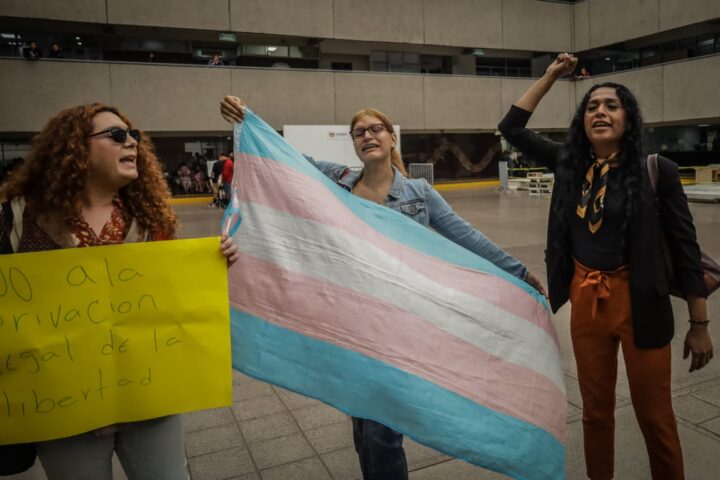 Activistas trans protestan contra la Patrulla Espiritual por terapias de conversión