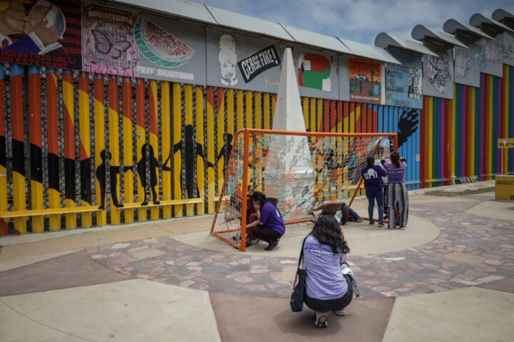Instalan porterías tejidas por migrantes junto al muro fronterizo en Playas de Tijuana