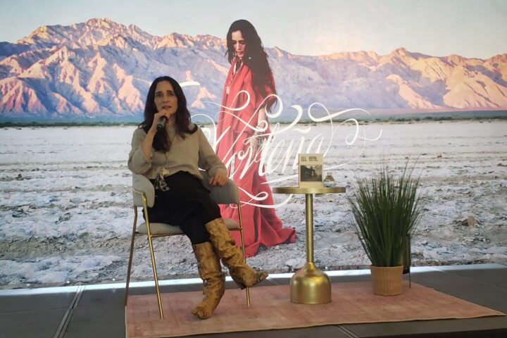 ‘Necesitamos exaltar nuestras historias’: Julieta Venegas presenta su libro ‘Norteña’