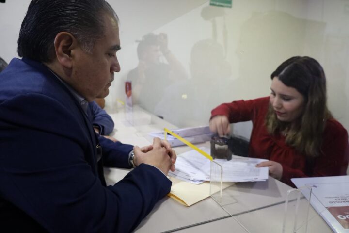 Escobedo entrega comprobación de gastos del Triángulo Norte al Gobierno estatal.