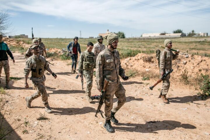 Combatientes del Gobierno de Acuerdo Nacional (GNA) durante los enfrentamientos con las fuerzas del autodenominado Ejército Nacional Libio en los suburbios de Trípoli, en 2020.