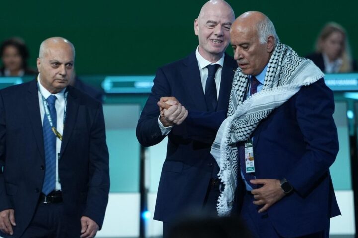 El presidente de la FIFA  intenta que los delegados de Israel y Palestina se den la mano y el palestino se niega