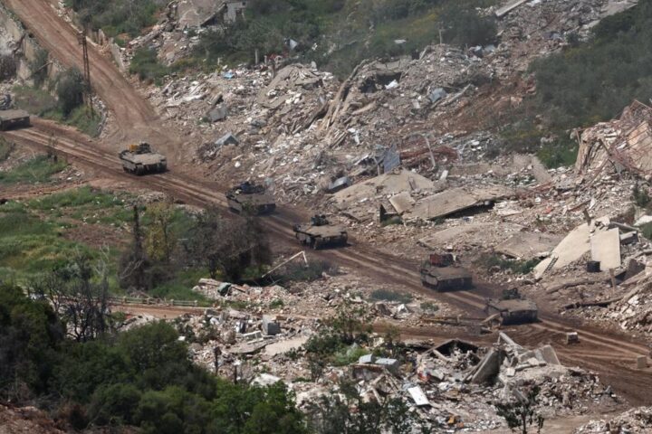 Vehículos militares israelíes en territorio libanés, vistos desde la frontera norte de Israel, el 6 de mayo de 2026.
