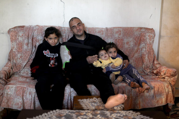 Ahmed Harzallah con sus hijas, en marzo de 2026, en Gaza.
