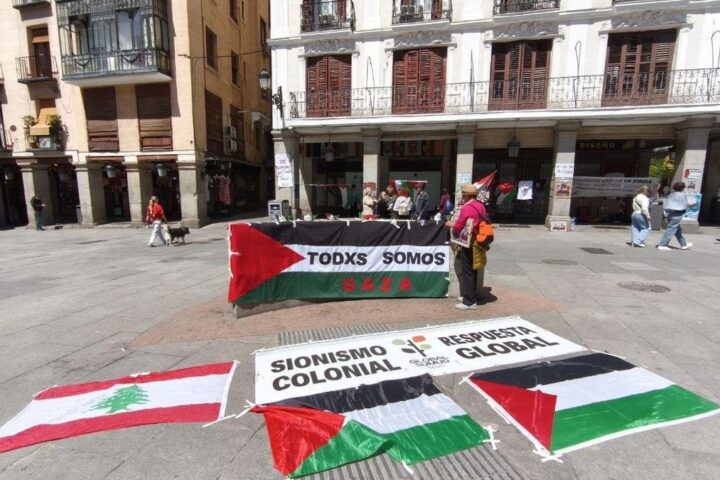 Banderas de Palestina y Líbano desplegadas en la plaza de la Provincia de Madrid.