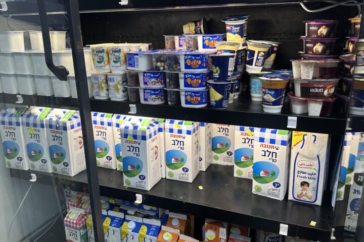 Imagen de productos israelíes en un comercio de comestibles de Jerusalén Este.