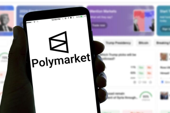 El logo de la aplicación de apuestas online Polymarket en la pantalla de un teléfono.
