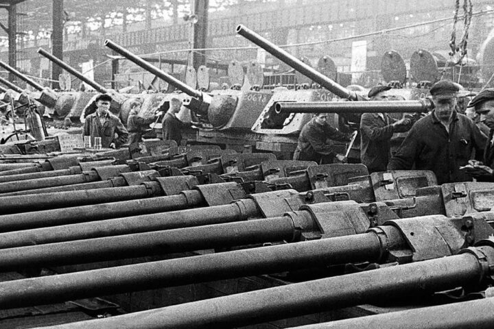 Antes del inicio de la Segunda Guerra Mundial la universidad inauguró tres facultades relacionadas con Defensa: la de tanques, artillería y la de municiones
