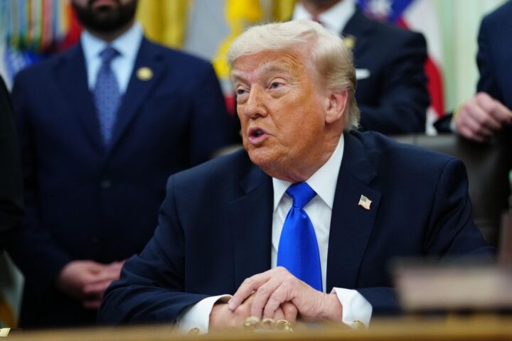 Trump acusa sin pruebas a la UE de incumplir el acuerdo comercial y anuncia aranceles del 25% a los coches y camiones europeos