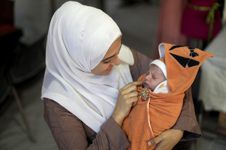 Nour Al Nimla con su bebé en marzo de 2026, en la Franja de Gaza.