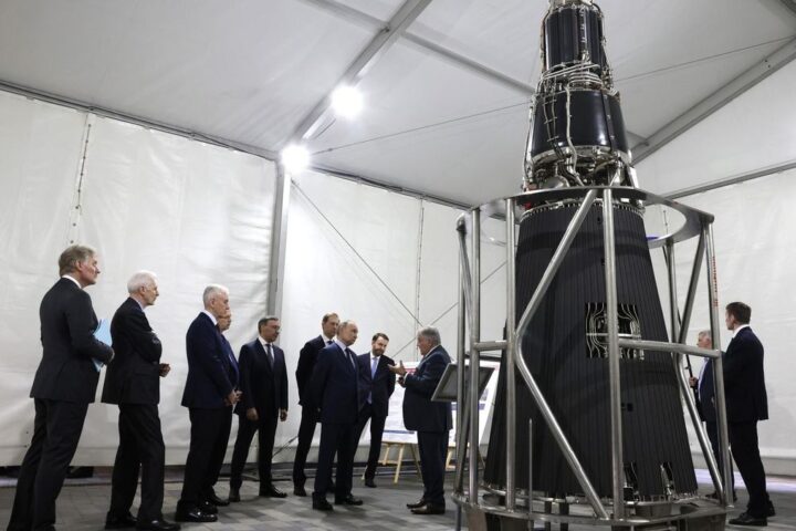 El presidente del Instituto Kurchatov, del Centro Nacional de Investigación, informa a Vladímir Putin sobre el desarrollo de generadores de energía nuclear y su aplicación en el espacio.