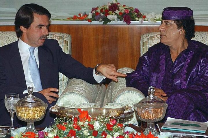 El expresidente español José María Aznar y Muamar El Gadafi, en Trípoli en 2003.