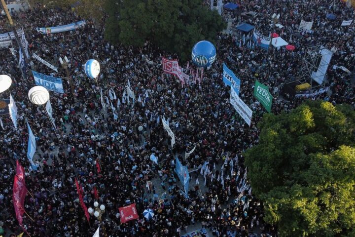 Una masiva marcha contra la motosierra de Milei a las universidades públicas desborda Buenos Aires