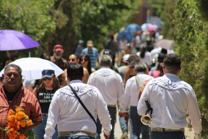 Acudieron miles de familias a panteones municipales por Día de las Madres