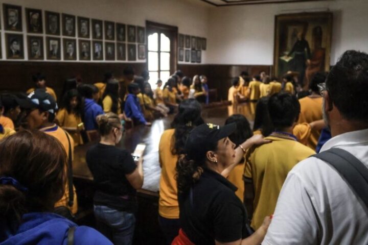 Alumnos del Colegio Rayenare recorren la antigua Presidencia Municipal de Juárez